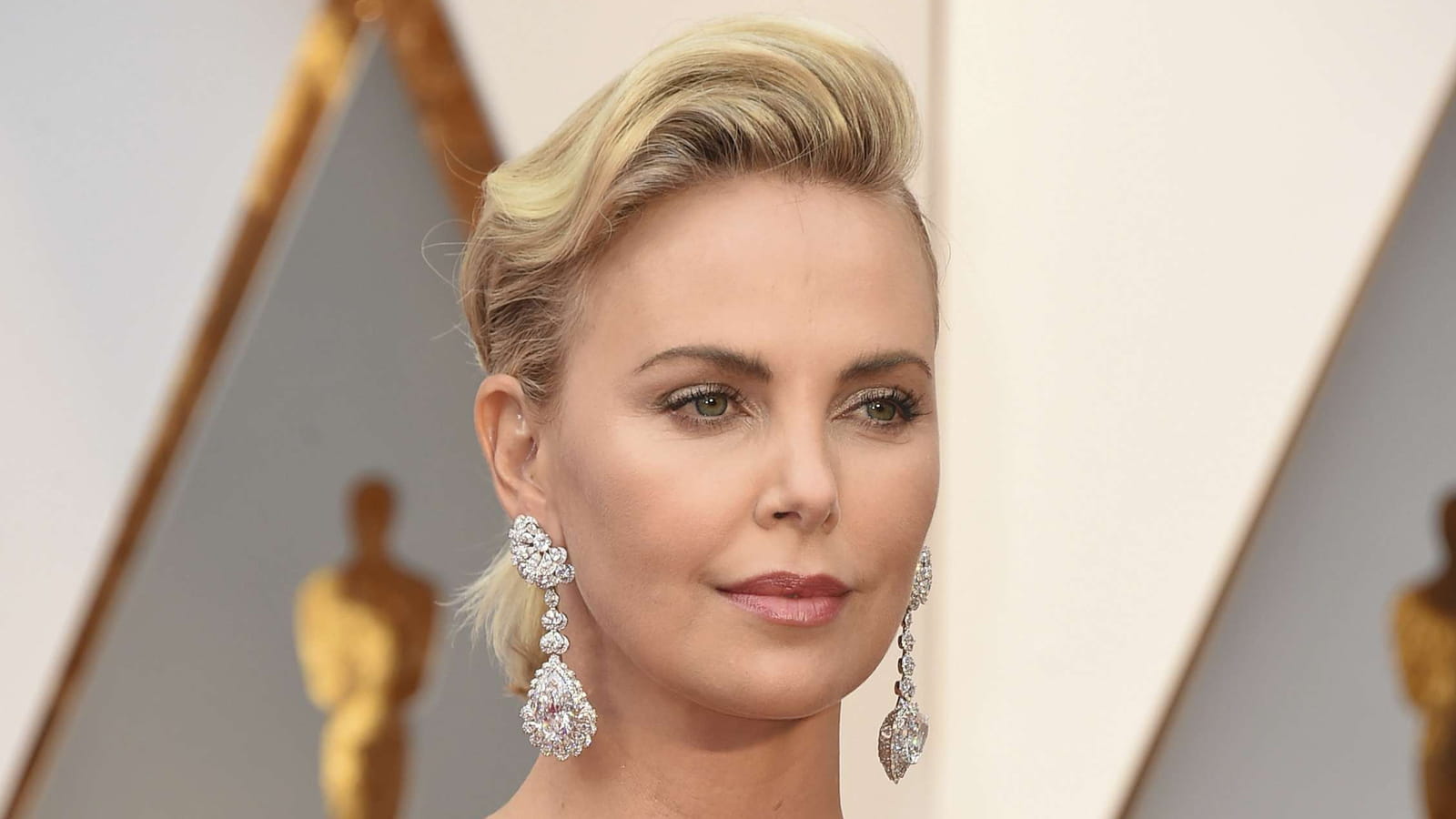 La queue-de-cheval avec une vague de Charlize Theron