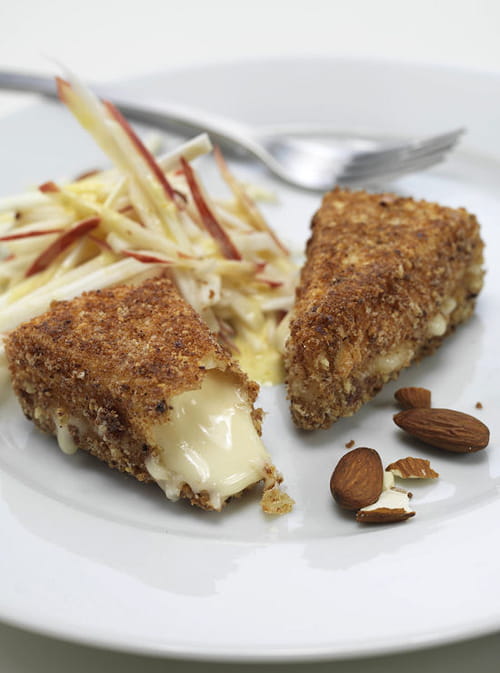 Reblochon pané aux amandes et salade pomme-céleri