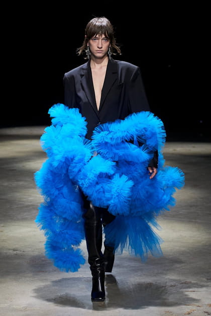 Blazer noir et tulle bleu aper&ccedil;u sur le d&eacute;fil&eacute; Act N&deg;1