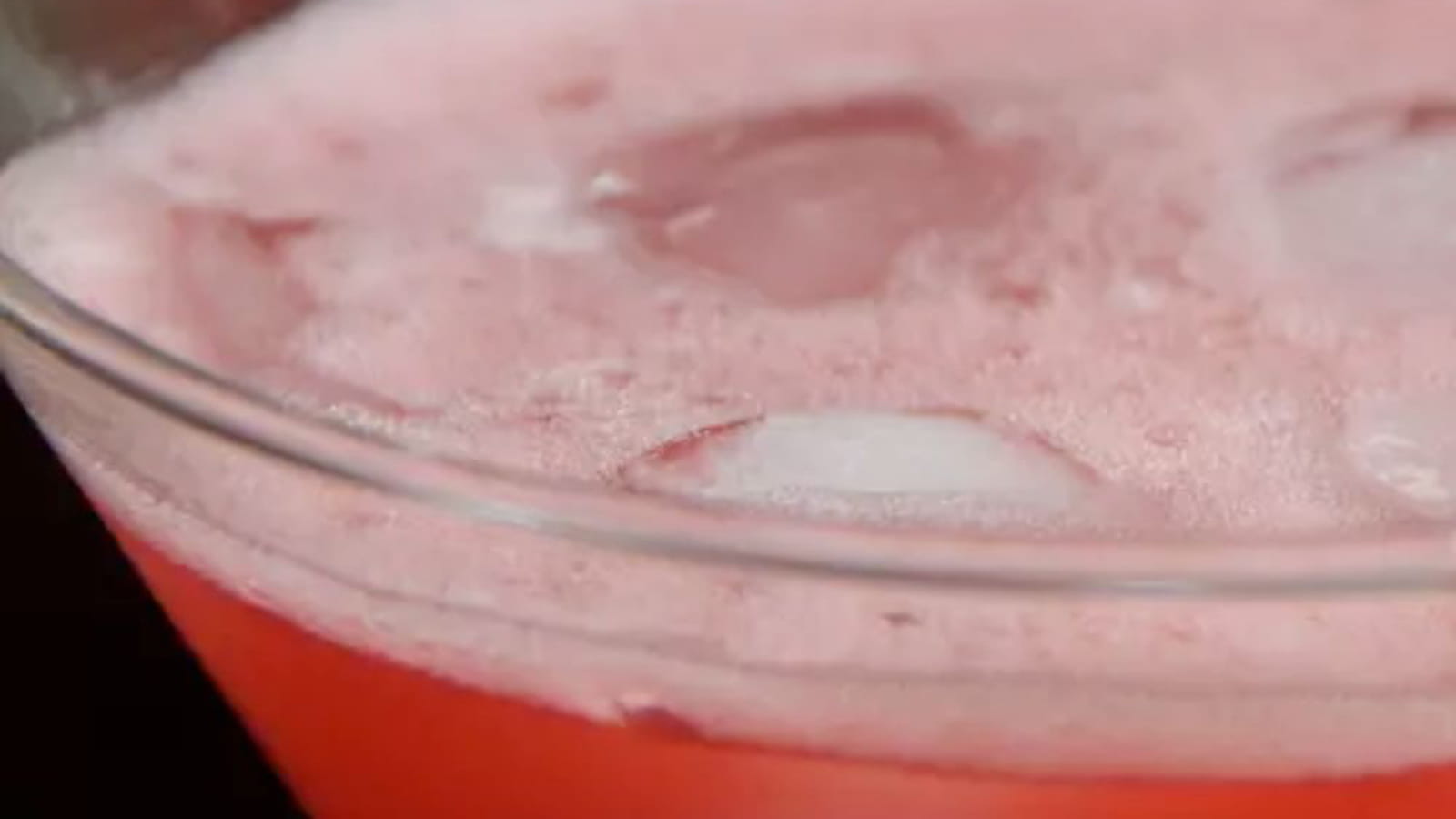 Cocktail au gin, ananas, fraises des bois et grenadine