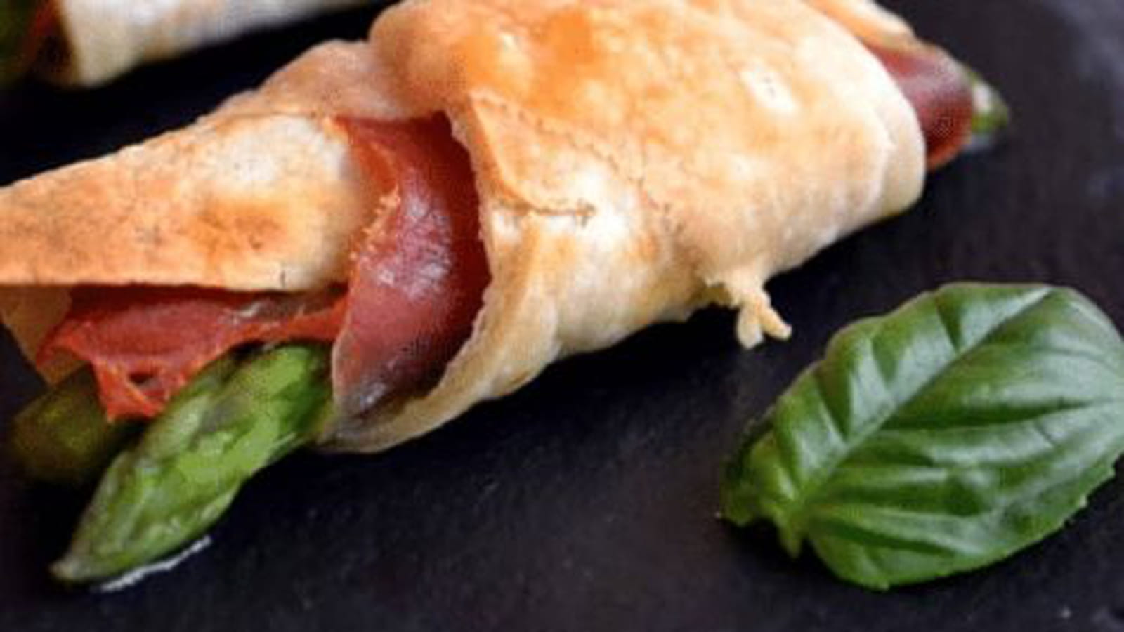 Croissants de tacos aux asperges, jambon cru et pesto