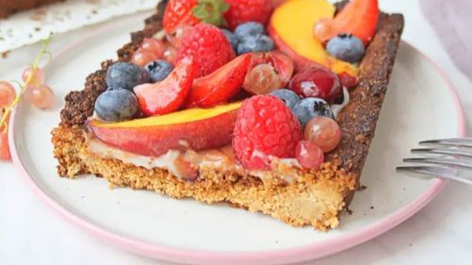 Tarte aux fruits d'été, flocons d'avoine et yaourt coco (vegan)