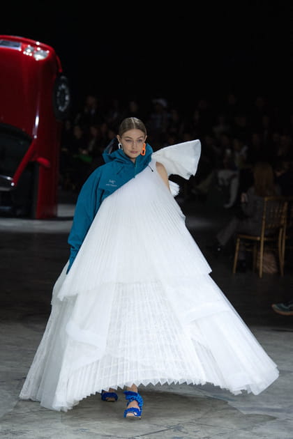 Gigi Hadid lors du d&eacute;fil&eacute; Off-White automne-hiver 2020-2021
