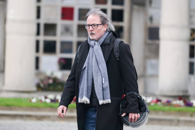 Christophe Al&eacute;v&ecirc;que arrive aux obs&egrave;ques d'Isabelle Mergault