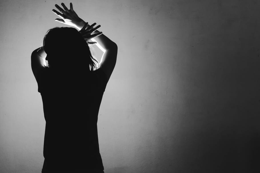 Amoureuse d'un monstre, Sandra nous hurle 15 ans de violence conjugale