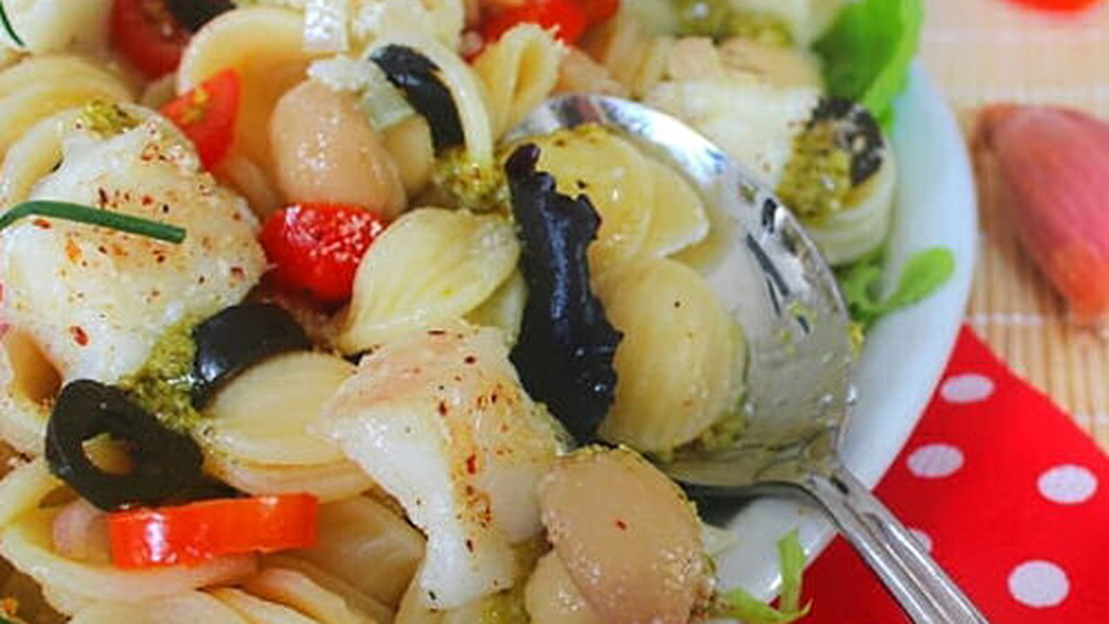 Salade d'orecchiette au cabillaud et pesto de noisette