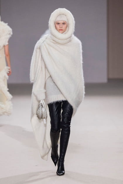 Tunique, ch&acirc;le asym&eacute;trique &agrave; capuche blanc et pantalon en cuir noir&nbsp;aper&ccedil;us sur le d&eacute;fil&eacute; Del Core