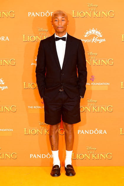 Pharrell Williams en costume short et chaussures Chanel
