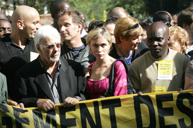 Guy Bedos en pleine manifestation avec Emmanuelle B&eacute;art