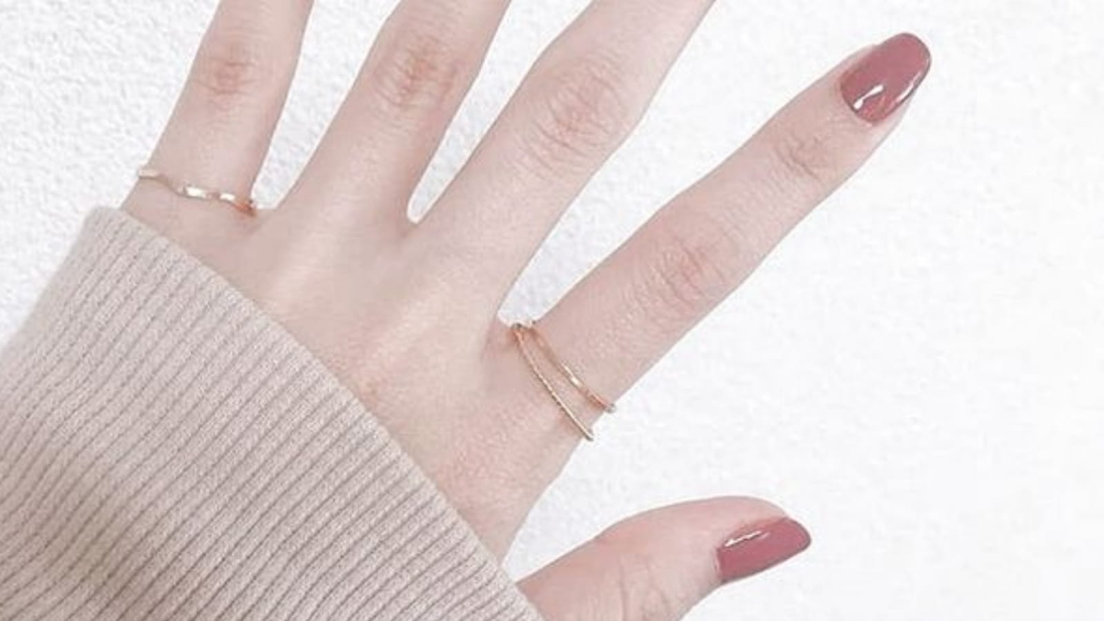 Une manucure nude bicolore