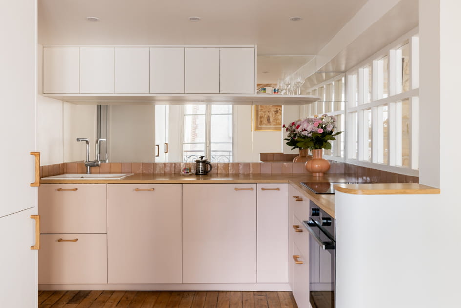 Apr&egrave;s&nbsp;: une cuisine rose &agrave; la cr&eacute;dence miroir