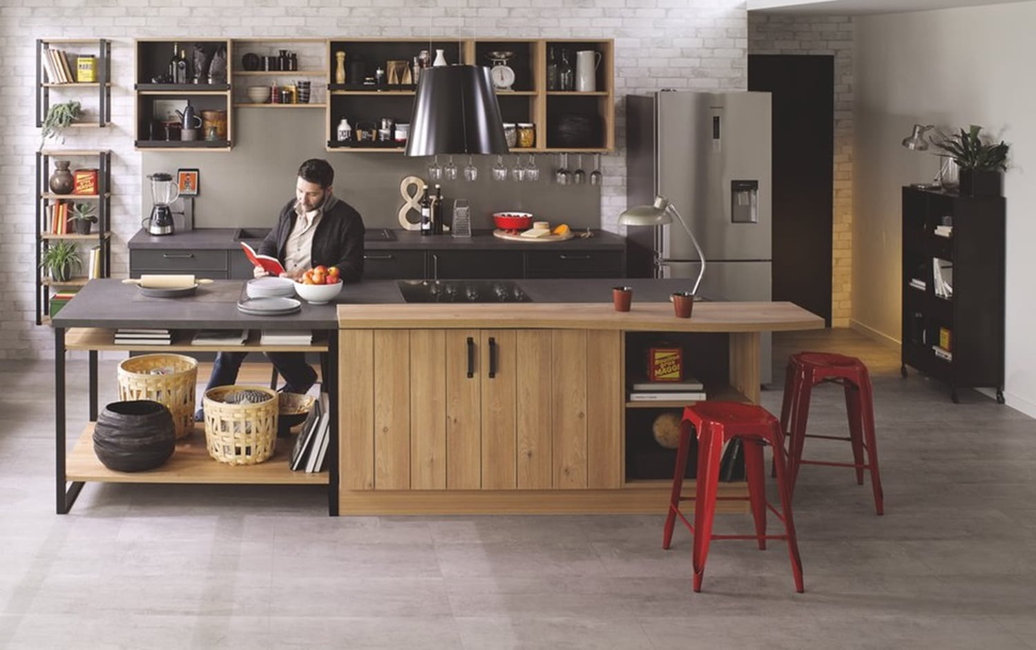Cuisine en noir et bois : plan de travail, crédence, quelle couleur au mur ?