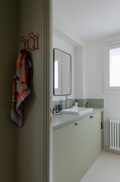 Apr&egrave;s&nbsp;: une salle de bains plus moderne aux tons neutres