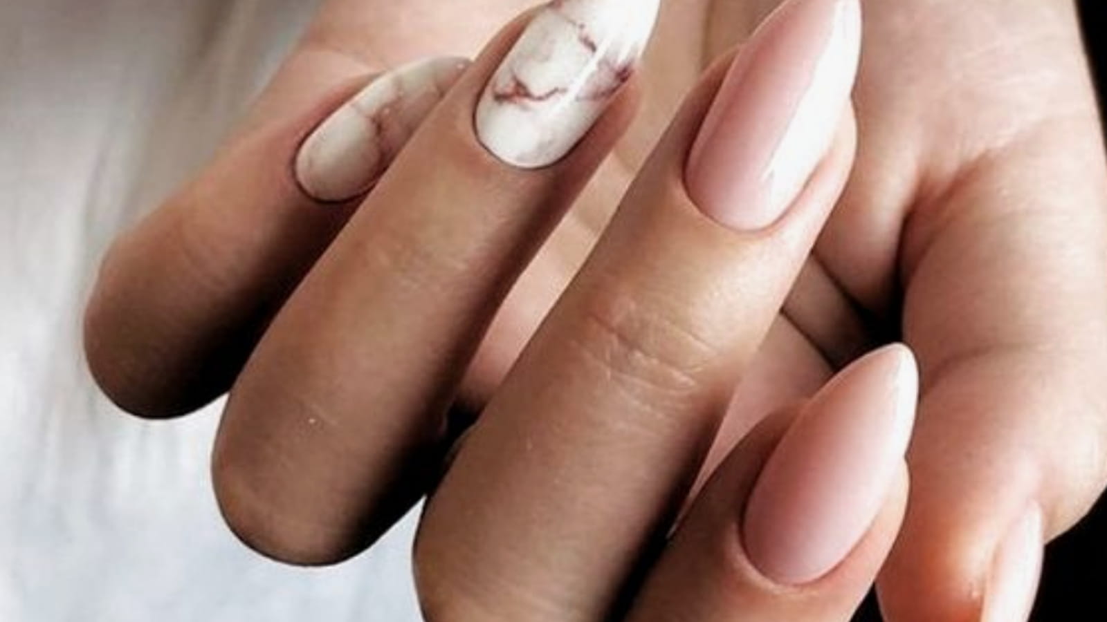 Des ongles roses effet marbre