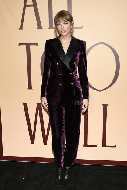 Taylor Swift dans un ensemble en velours violet