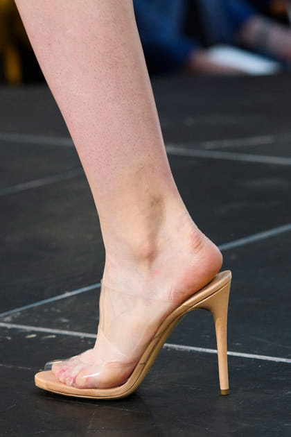 Les escarpins transparents du d&eacute;fil&eacute; Alexis Mabille