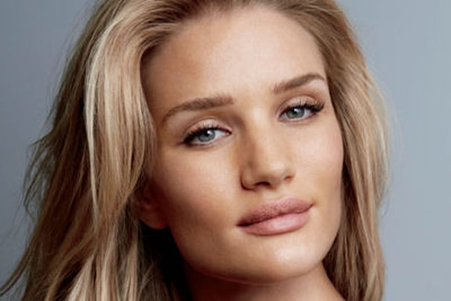 Rosie Huntington-Whiteley, égérie capillaire pour Moroccanoil