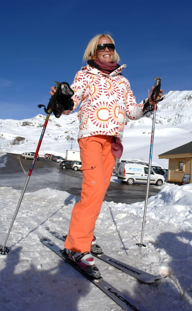 Oph&eacute;lie Winter en veste blanche &agrave; motifs et pantalon orange