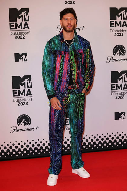 Jack Fowler en ensemble &agrave; motifs multicolores