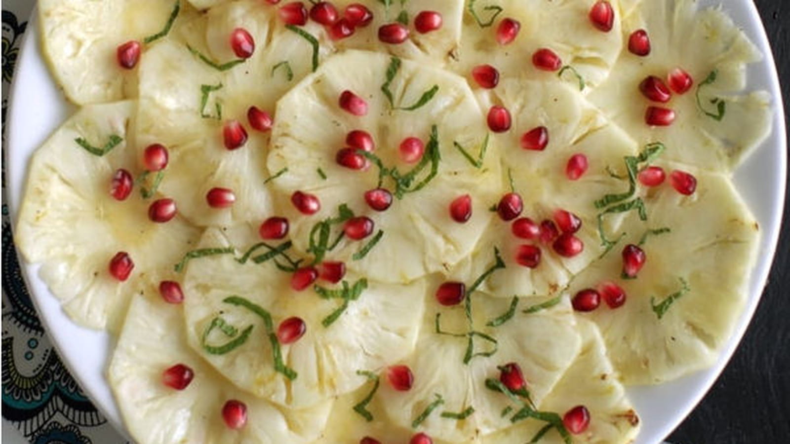 Carpaccio d'ananas à la grenade, sauce citron vert et gingembre