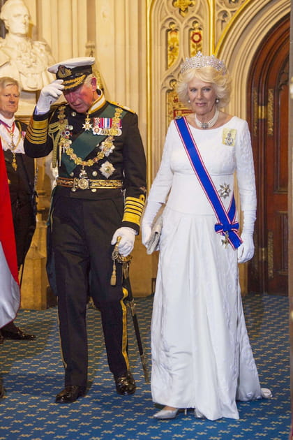 Camilla Parker-Bowles en longue robe blanche à manches longues