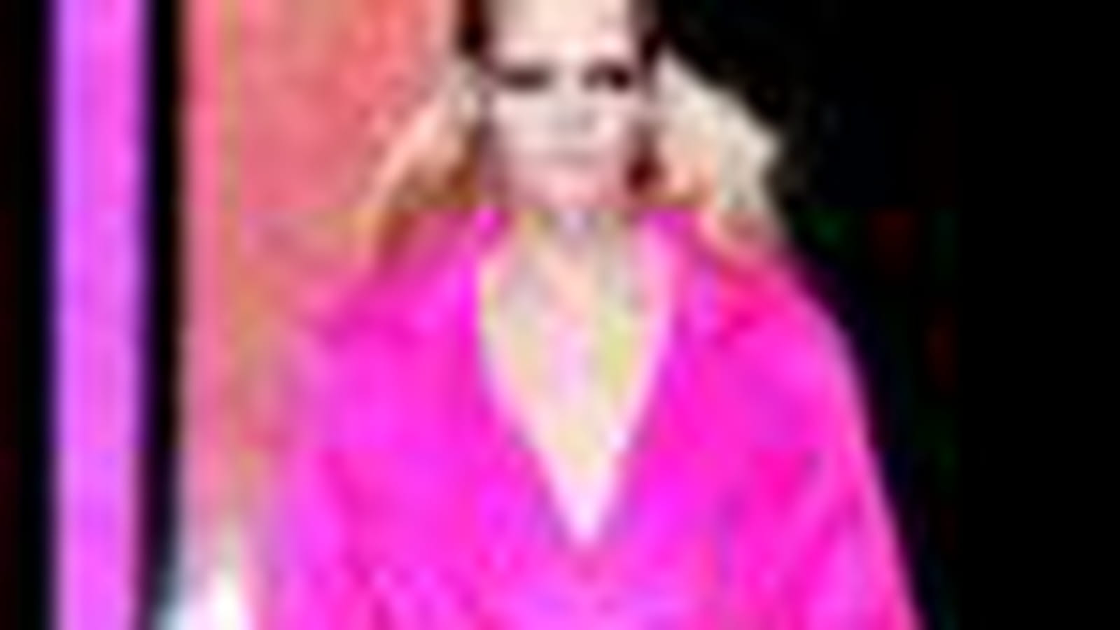 Manteau rose fluo de Versace