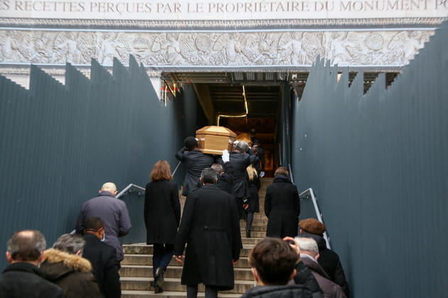 Le cercueil transporté en l'église