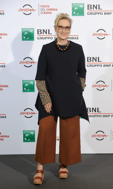 Meryl Streep en tunique noire et pantalon ample camel