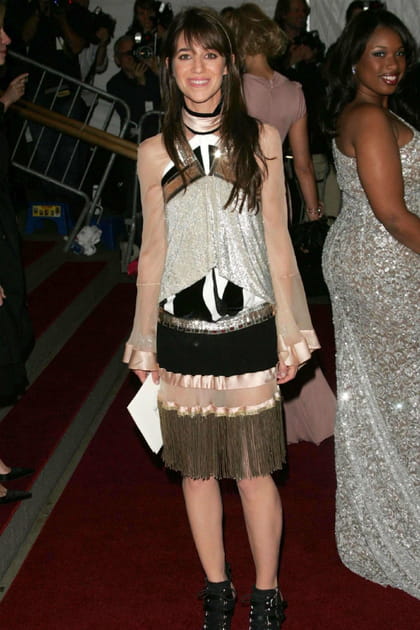Charlotte Gainsbourg en robe mi-longue &agrave; franges Balenciaga