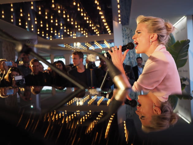 C&eacute;cile Cassel enflamme la sc&egrave;ne du Mouton Cadet Wine Bar