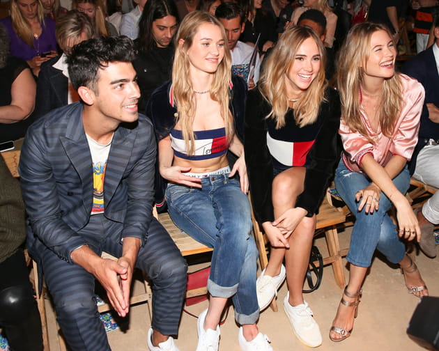 Joe Jonas, Behati Prinsloo, Suki Waterhouse et Immy Waterhouse au défilé Tommy Hilfiger