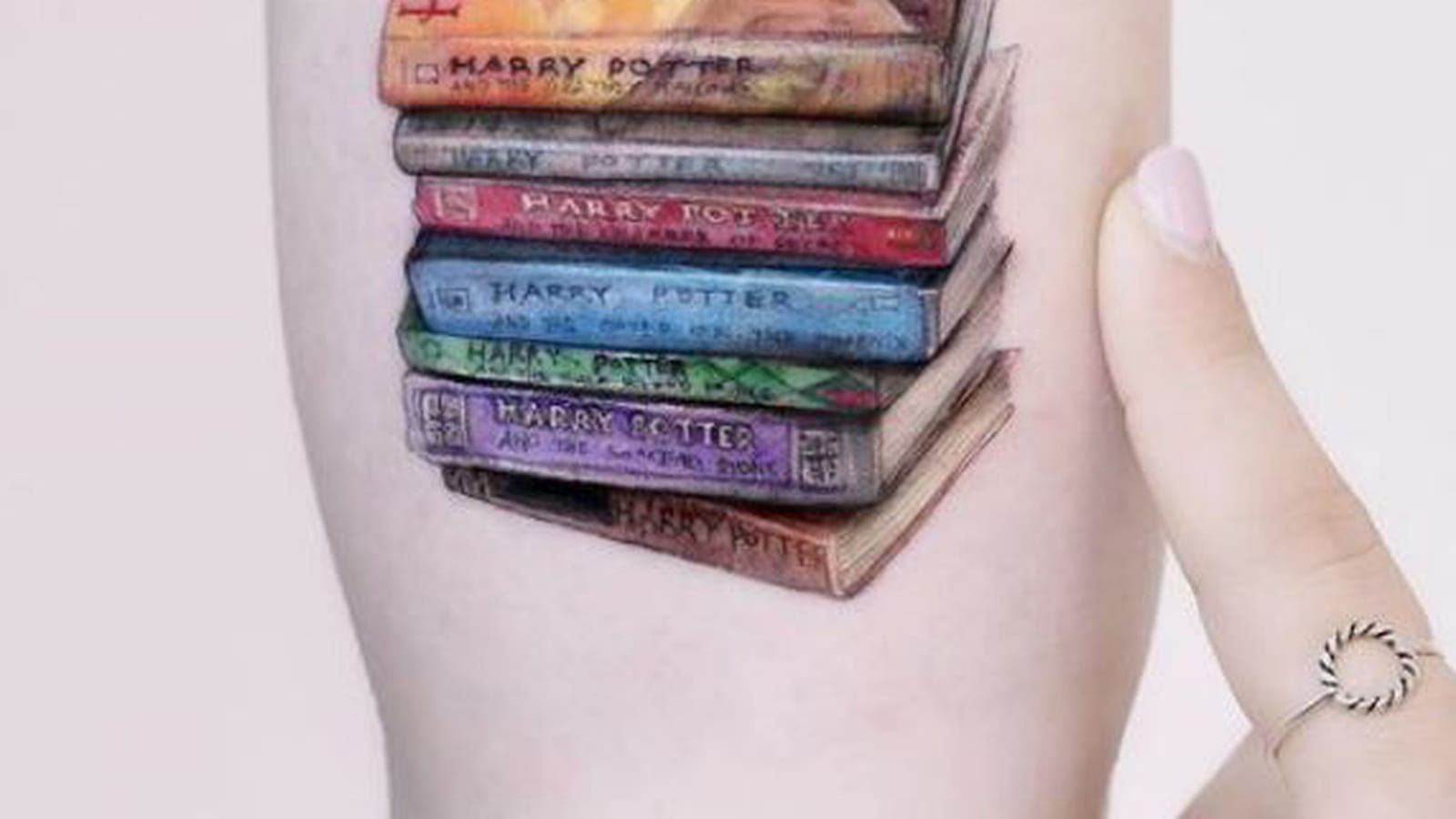Livres Harry Potter sur le bras