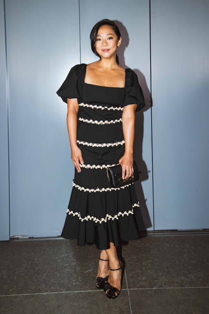 Stephanie Hsu en longue robe noir et blanc &agrave; volants au d&eacute;fil&eacute; Carolina Herrera printemps-&eacute;t&eacute; 2024