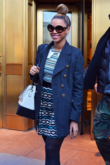 Beyoncé en jupe et top à motifs
