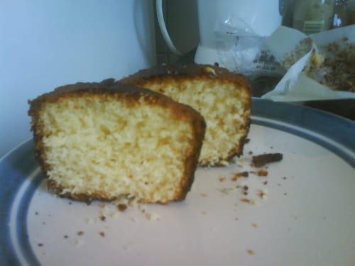 Gâteau au yaourt, sucre vanillé et noix de coco râpée