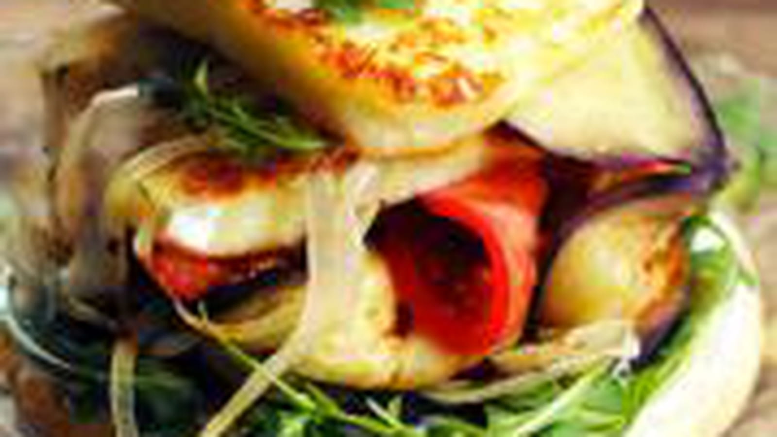 Hamburger au fromage de brebis et aux légumes grillés