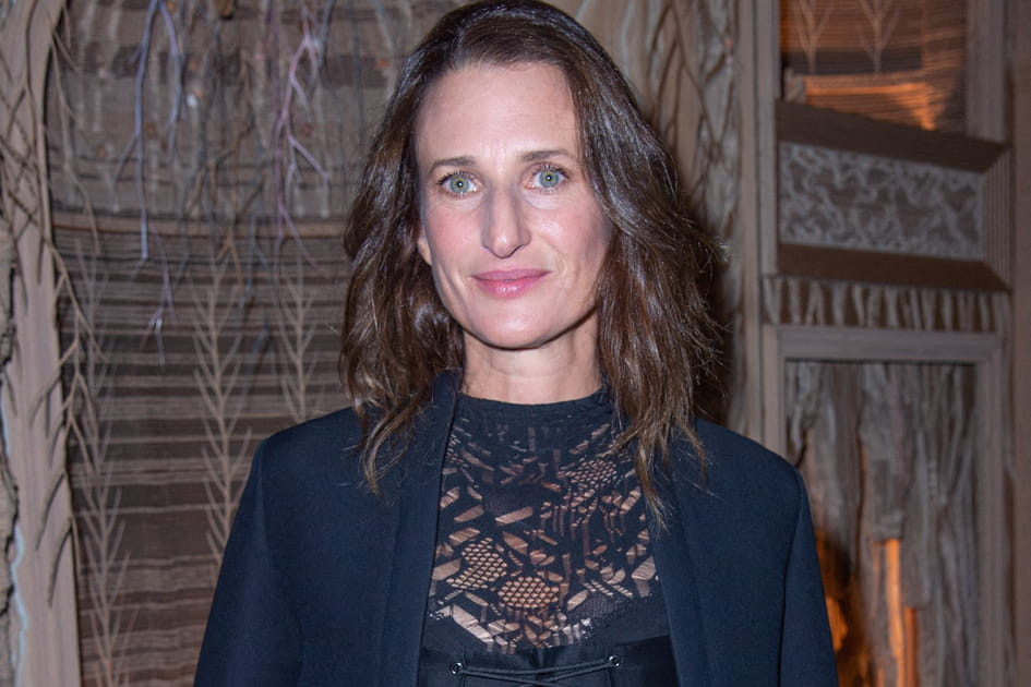 Les cheveux bruns glossy de Camille Cottin