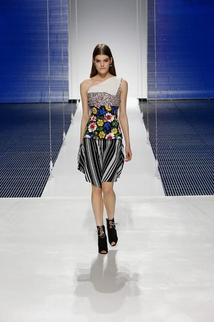 D&eacute;fil&eacute; Cruise 2015 : la robe en soie &eacute;crue brod&eacute;e avec basque en soie imprim&eacute;e