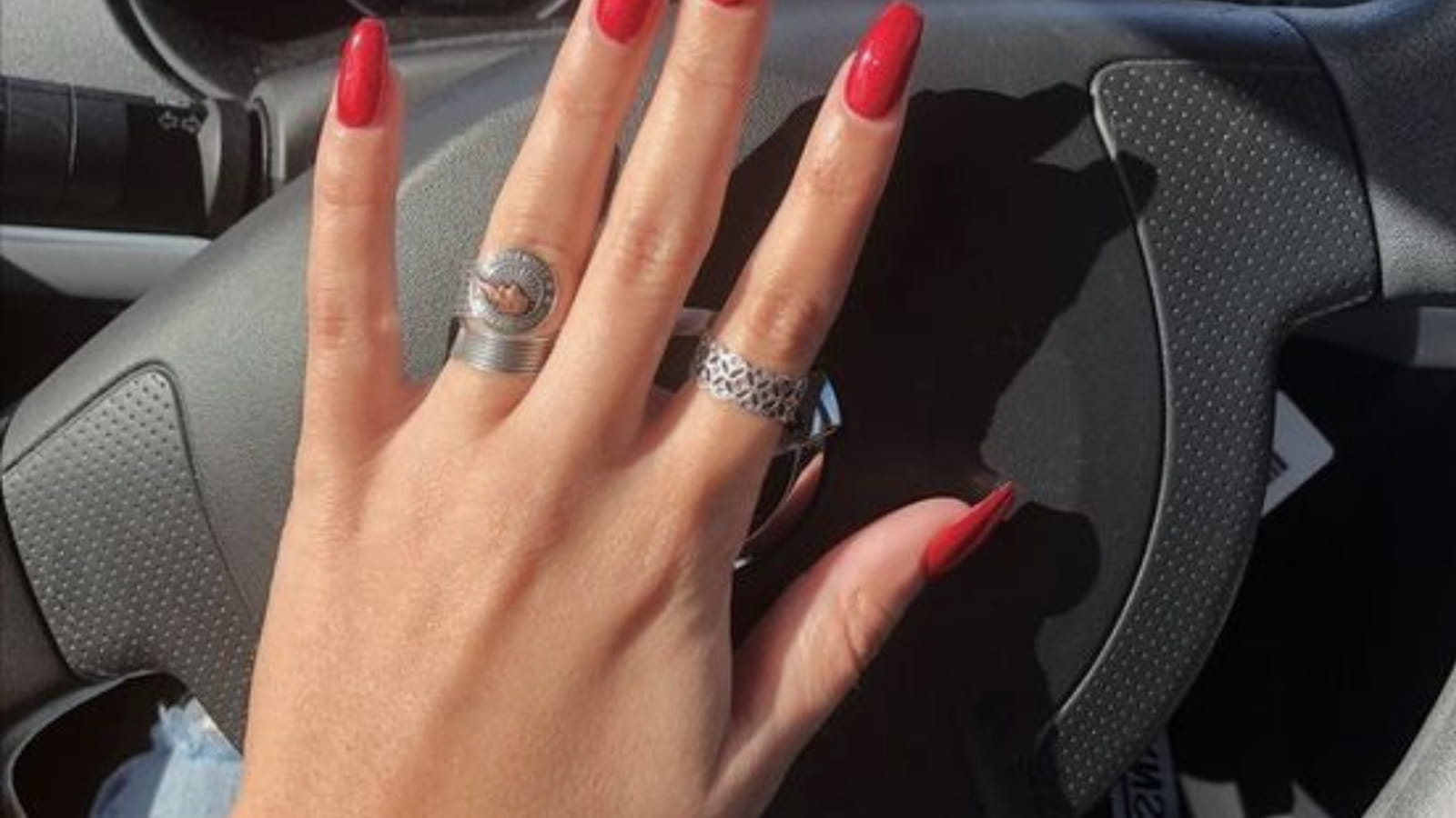 Des ongles en forme de ballerine avec du vernis rouge