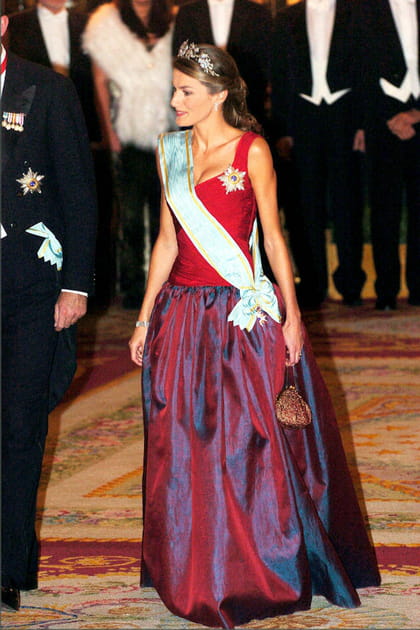 Letizia d'Espagne dans une robe rouge bouffante iris&eacute;e
