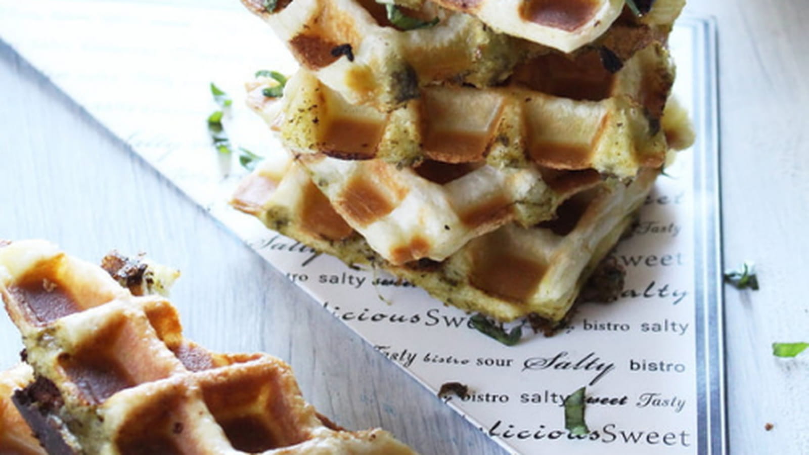 Gaufres express de pâte feuilletée au pesto et mozzarella