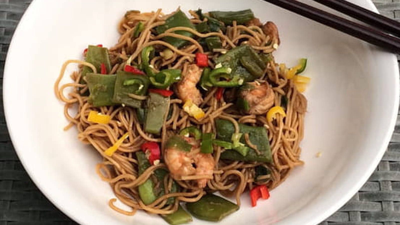 Nouilles chinoises sautées aux crevettes et haricots plats