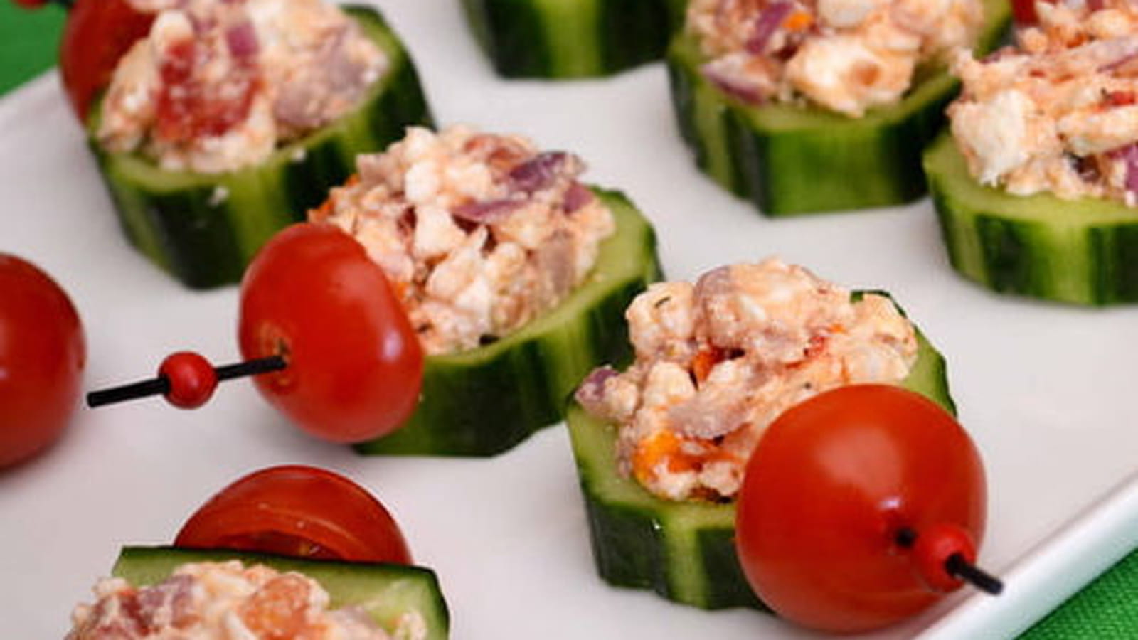 Tapas de concombres farcis à la feta, tomates séchées et oignon rouge