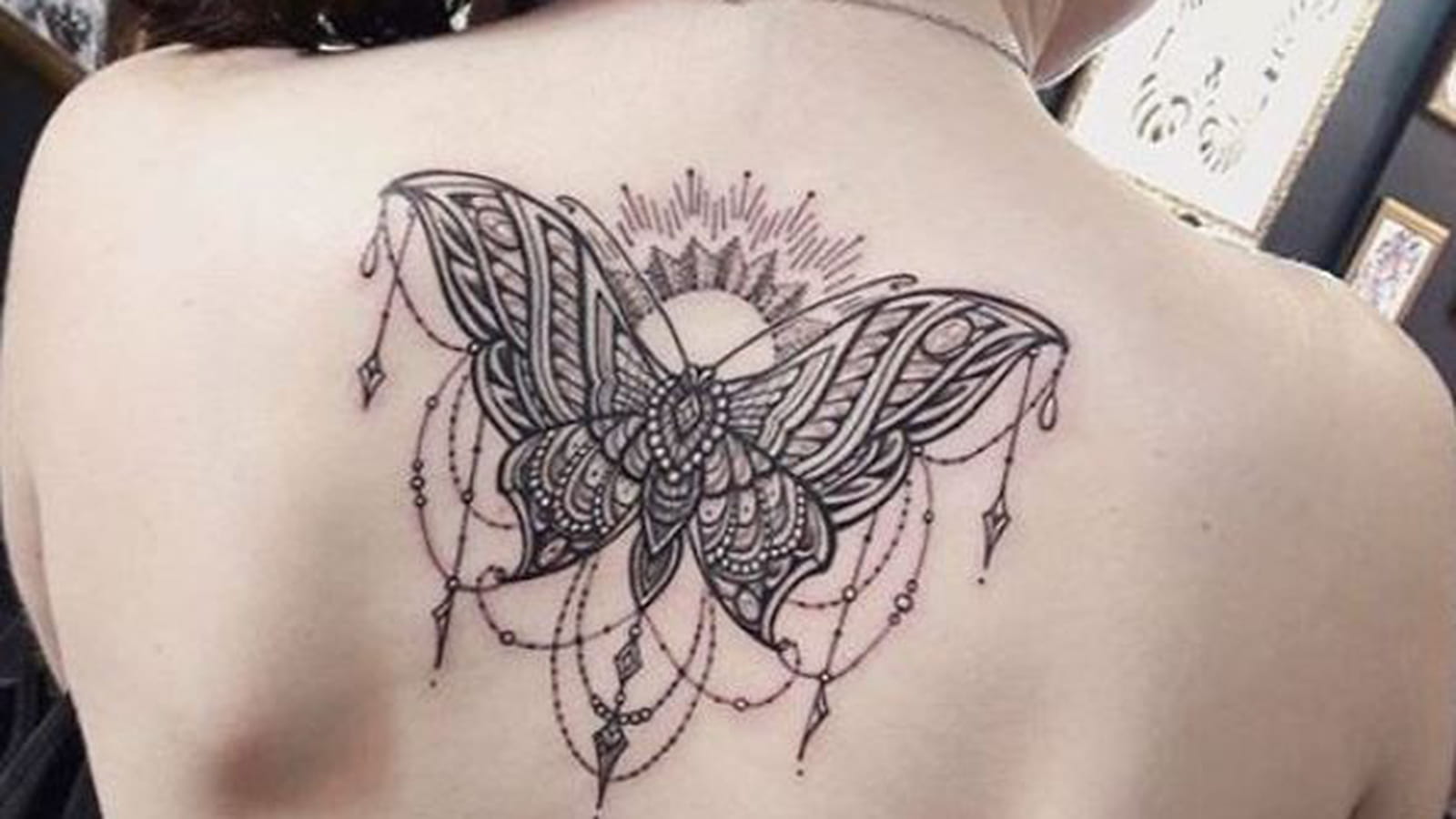 Papillon mandala dans le dos