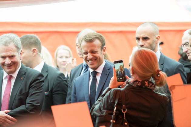 Emmanuel Macron se fend la poire