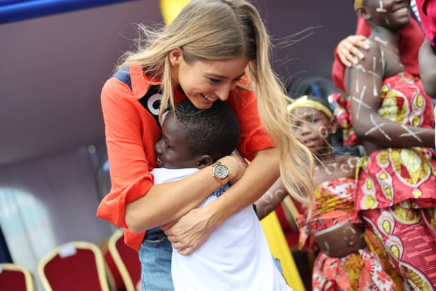 Miss Corse offre un c&acirc;lin &agrave; un enfant &agrave; Abidjan lors du voyage de pr&eacute;paration