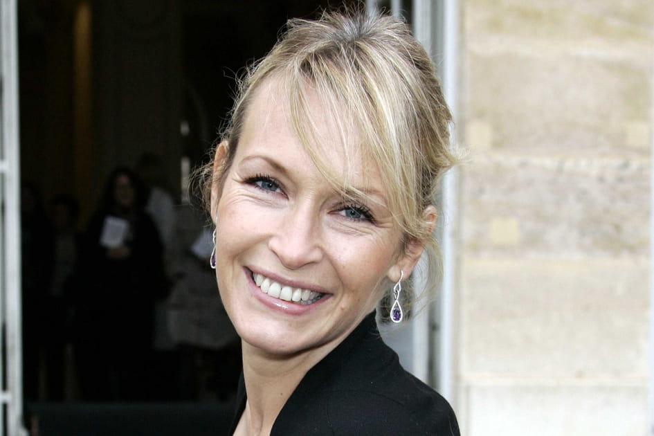 Estelle Lef&eacute;bure, discr&egrave;te avec son dessous de l'&oelig;il lumineux