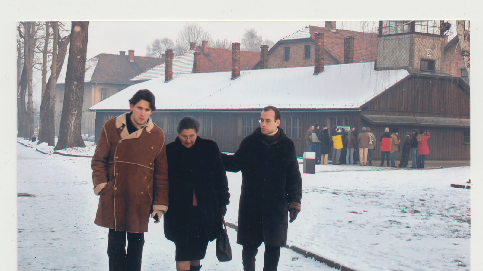Simone Veil avec Aurélien et Sébastien, Auschwitz, 2004