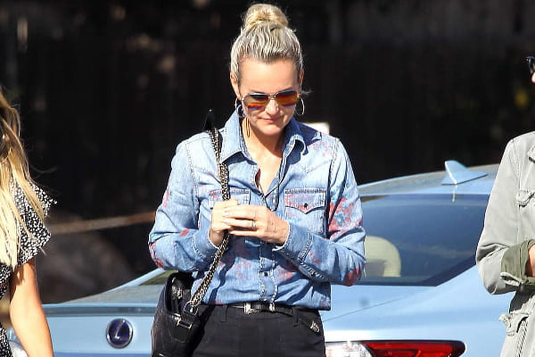 Læticia Hallyday en chemise denim et jean noir bootcut