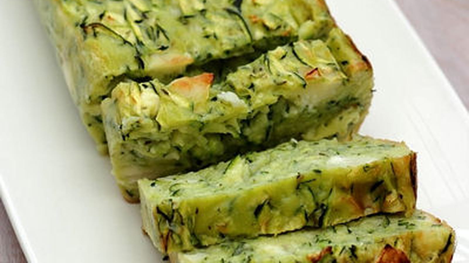 Cake à la courgette et bûche de chèvre au basilic